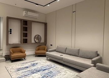 شاليه بجلسة تطل على مسبح خارجي 