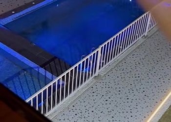 شاليه بمسبح خارجي ومسطح اخضر