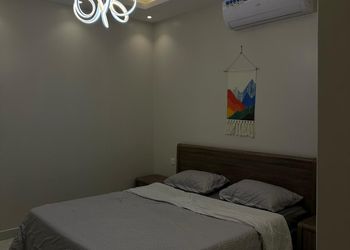 شاليه بمسبح خارجي ومسطح اخضر