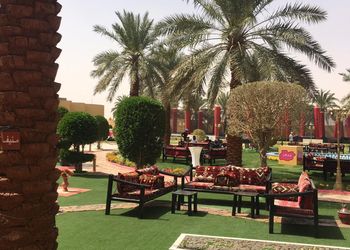 مسطح اخضر بجلسات خارجية 