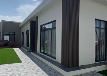 شاليه بمسطح اخضر وجلسة خارجية 