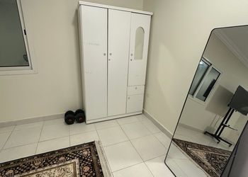 استديو بسرير مفرد وأثاث مريح 