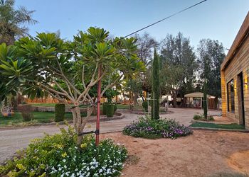 مزرعة بألعاب أطفال ومسبح