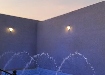 شاليه بمسبح خارجي وجلسة خارجية