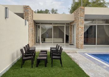 شاليه بمسطح اخضر و مسبح خارجي 