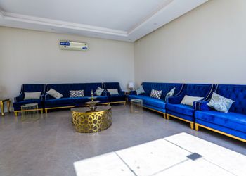 شاليه بمسطح اخضر وجلسات خارجيه