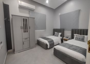 شاليه بمجلس مطل على مسبح داخلي