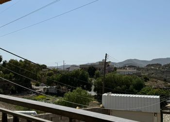 دور بثلاث غرف نوم وصالة ومجلس 