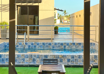 شاليه بجلسة خارجية ومسطح اخضر