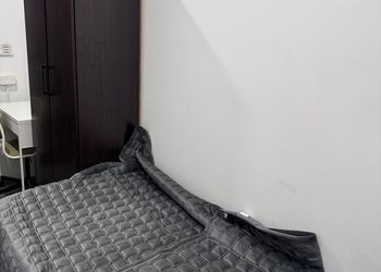 غرفة بسرير مريح وأثاث بسيط