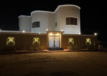 استراحة بمسبح خارجي ومجلس 