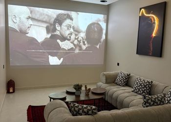 شقة بغرفة معيشة وغرفتين نوم 