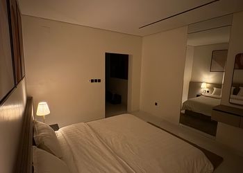 شقة بصالة أنيقة ودخول ذاتي