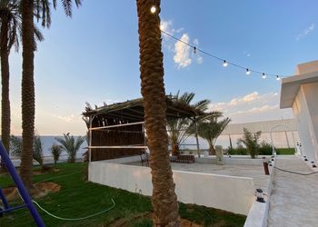 مزرعة بجلسة خارجية وألعاب أطفال 