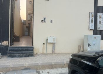 شقة بغرفة جلوس وغرفتين نوم 