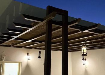 شاليه بجلسة تطل على مسبح خارجي 