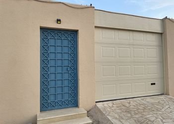 شالية بجلسة خارجية والعاب اطفال