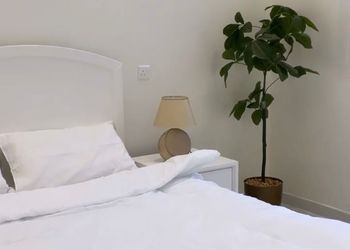 شاليه بمسطح اخضر وجلسة خارجية