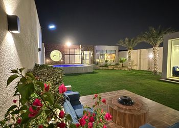 شاليه بمسبح ومسطح اخضر