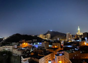 استديو بأثاث مريح وبسيط 