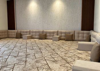 استراحة بجلسة خارجية وملعب طائرة