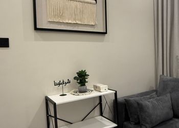 شقة بصالة أنيقة ودخول ذاتي