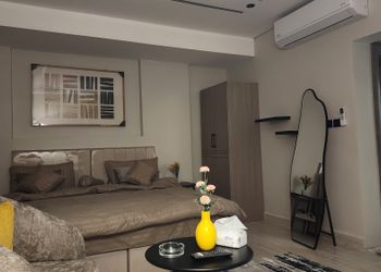 استديو بسرير ماستر وأثاث مريح 