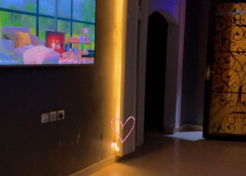 شاليه بمسطح اخضر ومسبح 