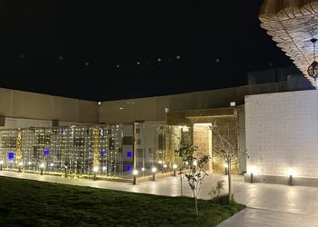 شاليه بجلسة خارجية ومسطح اخضر