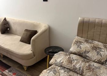 استديو بأثاث مريح وبسيط 