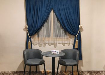 غرفة بسرير ماستر