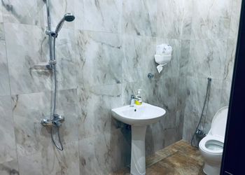 استراحة بمسطح اخضر والعاب اطفال