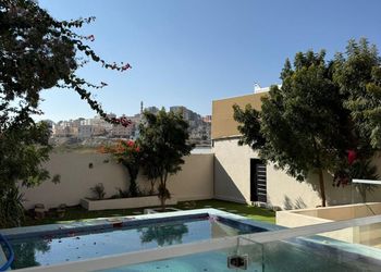شاليه بمسطح اخضر وجلسة خارجية