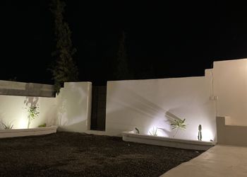 استراحة بغرفة جلوس وفناء خارجي 