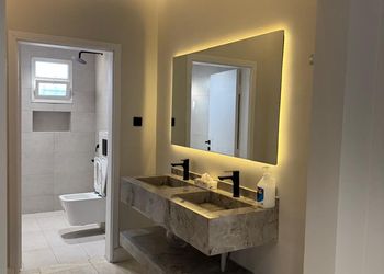 شاليه بمسطح اخضر ومسبح 