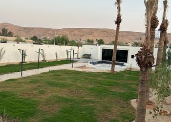 استراحة بمسطح اخضروجلسة خارجية 