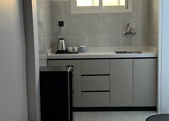استديو بسرير ماستر وجلسه جانبيه