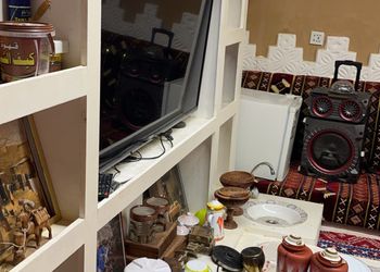 مزرعة بمسطح اخضر وجلسة خارجية