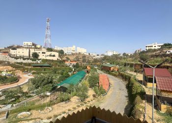 كوخ بجلسة خارجية وأجواء ريفية