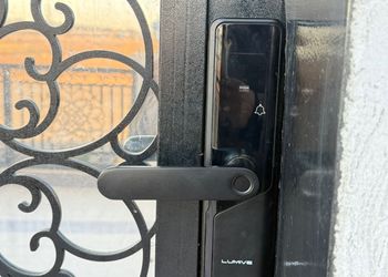 شقة بصالة فخمة بسرير ماستر