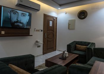 شقة بصالة جلوس وغرفتين نوم 