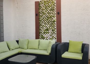 شاليه بجلسة تطل على مسبح خارجي  