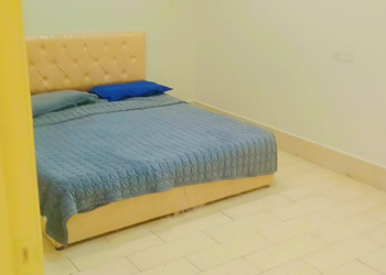 شاليه بمسطح اخضر و مسبح