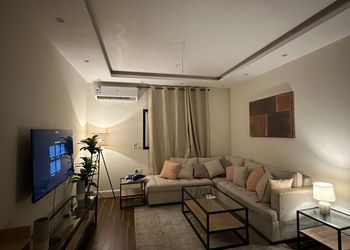 استديو بأثاث مريح وبسيط 