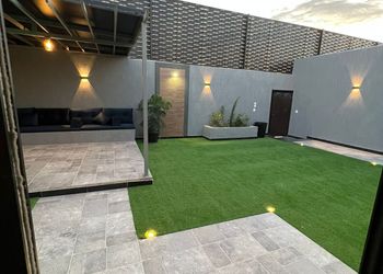 شاليه بمسطح اخضر ومسبح داخلي