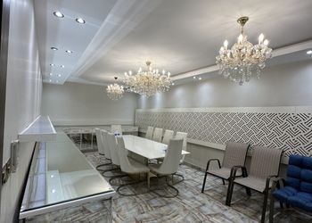 شاليه بجلسة خارجية ومسطح اخضر