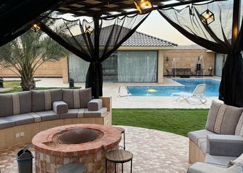 استراحة بمسطح اخضر ومجالس