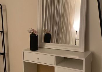 استديو بأثاث مريح وبسيط 