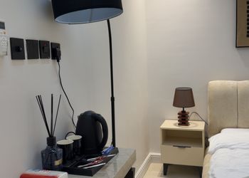 استديو بسرير ماستر وجلسة جانبية