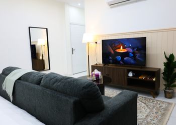 استديو بسرير ماستر وجلسه جانبيه